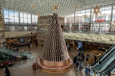 Coex AVM Starfield kütüphanesi Noel mevsiminde çekilmiş ve Noel ağacı sergilenmiş. 17 Ocak 2021 'de Güney Kore, Seul' de çekildi.