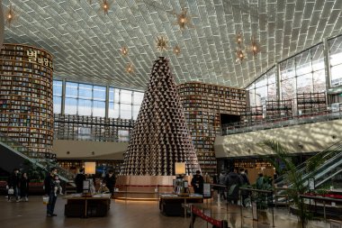 Coex AVM Starfield kütüphanesi Noel mevsiminde çekilmiş ve Noel ağacı sergilenmiş. 17 Ocak 2021 'de Güney Kore, Seul' de çekildi.