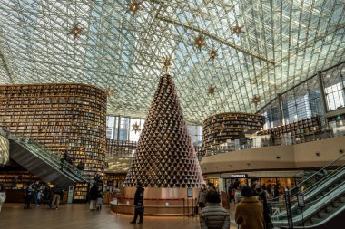 Coex AVM Starfield kütüphanesi Noel mevsiminde çekilmiş ve Noel ağacı sergilenmiş. 17 Ocak 2021 'de Güney Kore, Seul' de çekildi.