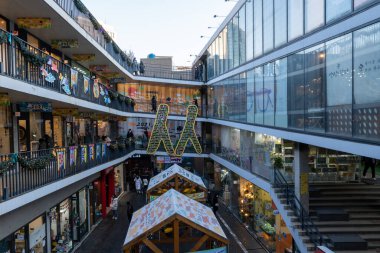 Insadong Ssamziegil alışveriş merkezi kompleksi. Güney Kore, Seul 'de ünlü bir turist merkezi. 30 Ocak 2021 'de çekildi.