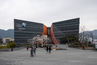 Yeosu aqua gezegeni akvaryum ana bina girişi. 14 Şubat 2021 'de Yeosu Güney Kore' de çekildi.