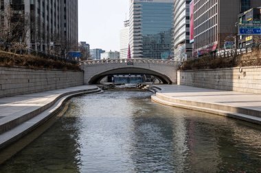 Cheonggyecheon deresi, Güney Kore 'nin Seul bölgesinin Jongno bölgesinde bulunan modern bir kamu alanıdır. 7 Mart 2021 'de çekildi.
