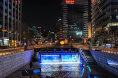 Cheonggyecheon Stream Plaza 'nın aydınlatıldığı gece Güney Kore, Seul' de çekildi. 7 Mart 2021 'de çekildi.