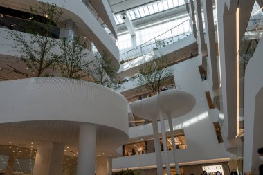 Yeouido, Seul, Güney Kore 'deki Hyundai Seul alışveriş merkezinde. Açılıştan birkaç hafta sonra çekilmiş. 26 Mart 2021 'de çekildi..