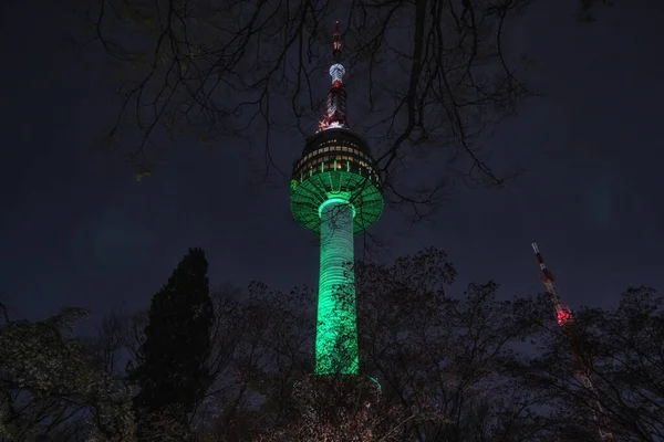 Знаменитое Название Башни Сделанное Ночью Башня Подсвечивается Зеленым Цветом — стоковое фото