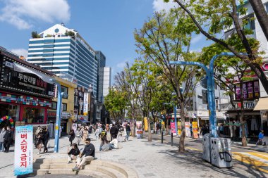 Güney Kore, Seul 'de ünlü Hongdae ana mağazası ve restoran caddesi kalabalıktı. 14 Nisan 2021 'de Güney Kore, Seul' de çekildi.