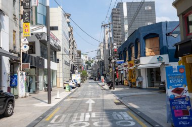 Apgujeong rodeo sokağı yazın yapılan çeşitli moda mağazalarıyla ünlüdür. Seul, Güney Kore. 12 Temmuz 2021