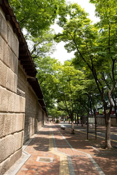 Deoksugeeg Doldam Gil 궁전의 도로이다 서울에서 여름에 — 스톡 사진