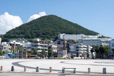 Yi Sun Shin Meydanı, Yeosu Güney Kore 'de 16 Temmuz 2021' de şehir merkezindeki ana şehir manzaralı.
