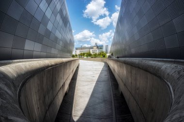 Dongdaemun tasarım plazası balık gözü mercekli. Zaha Hadid tarafından yok edilen ünlü simgesel bir simge. Güney Kore, Seul 'de. 15 Ağustos 2021 'de çekildi.