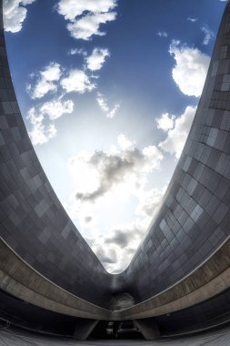 Dongdaemun tasarım plazası balık gözü mercekli. Zaha Hadid tarafından yok edilen ünlü simgesel bir simge. Güney Kore, Seul 'de yer almaktadır.