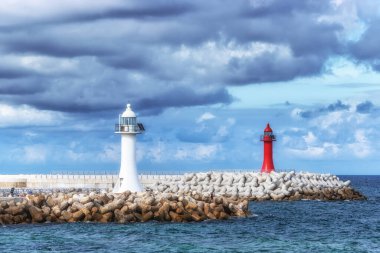 Güney Kore, Gangneung 'daki Sacheon plajı boyunca iki deniz feneri.