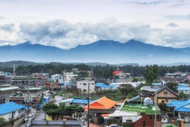 Güney Kore, Goseong 'daki Cheonjin sahilinden Seoraksan Dağı manzarası. 21 Eylül 2021 'de çekildi.