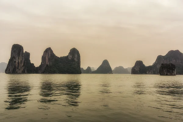 Halong bay — Stockfoto