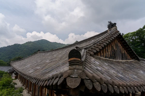 Telhado tradicional templo coreano — Fotografia de Stock