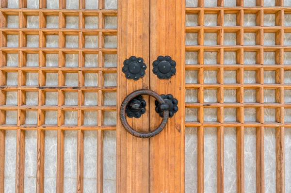 Botão de porta de latão — Fotografia de Stock