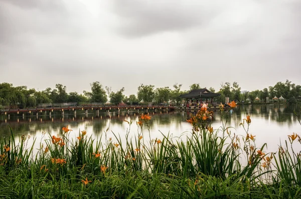 Ponte de Goongnamji e pagode no lago — Fotografia de Stock