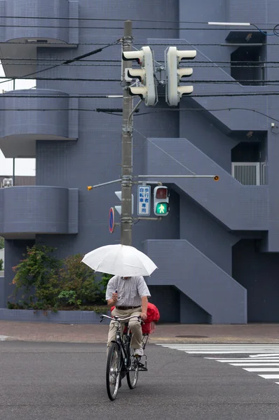Homem atravessando a rua de bicicleta — Fotografia de Stock