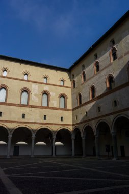 Kale Sforzesco avlusu