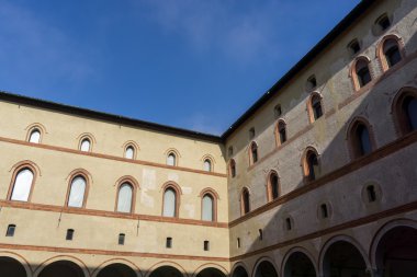 Kale Sforzesco avlusu