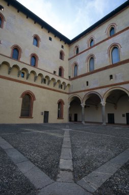 Kale Sforzesco avlusu