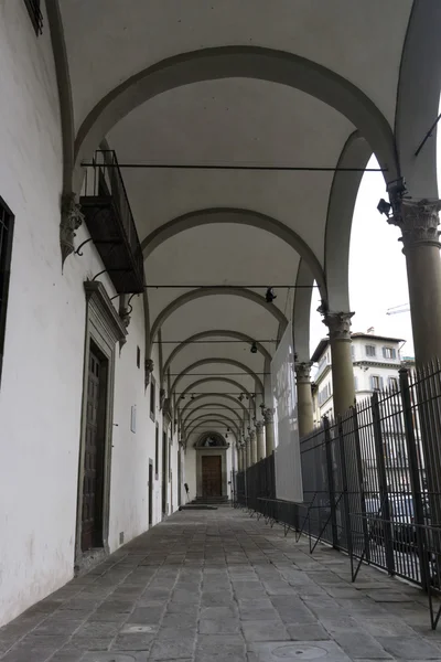 Columnas curvas y cúpulas en Florencia — Foto de Stock