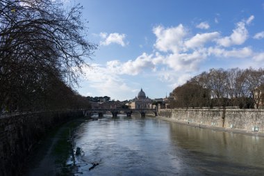 Ponte Umberto görünümünden Saint Peter Bazilikası