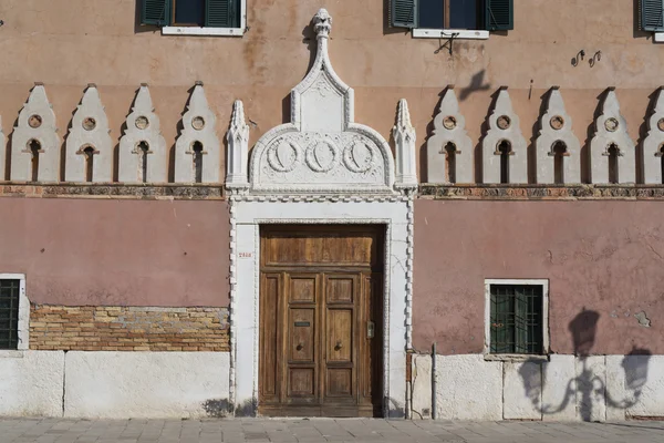 Venedik'teki kilise kapı — Stok fotoğraf