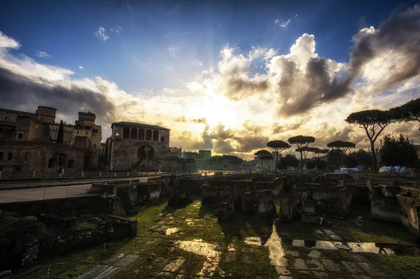 Nascer do sol sobre o fórum trajan — Fotografia de Stock