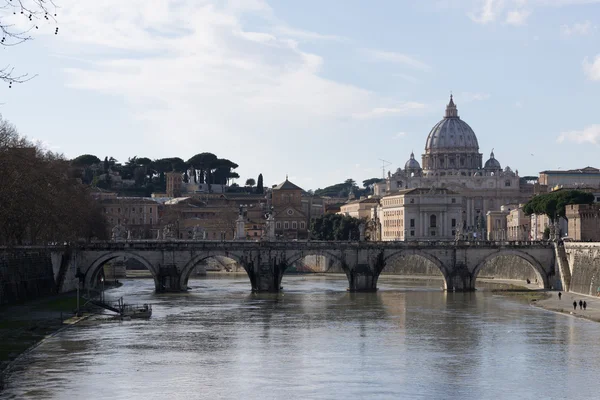 Basilica di San Pietro vista da Ponte Umberto — Foto Stock