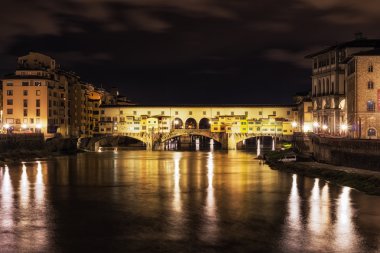 Gece yansıma Ponte Vecchio