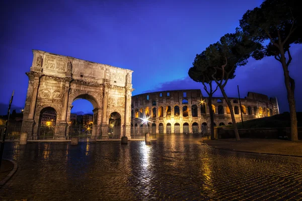 Colosseum og Konstantin Arch om natten - Stock-foto