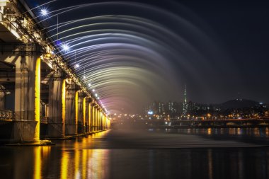 Banpo köprü gökkuşağı çeşme