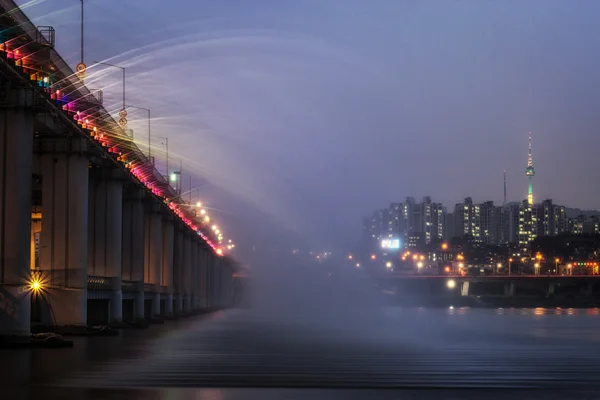 Banpo мосту веселки фонтан — стокове фото