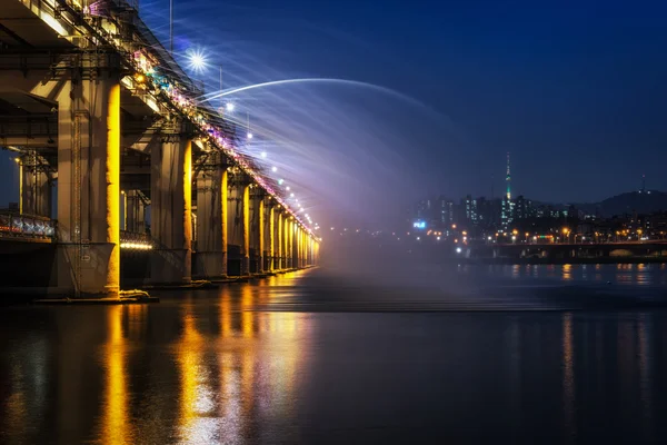 Dudae híd szivárvány szökőkút — Stock Fotó
