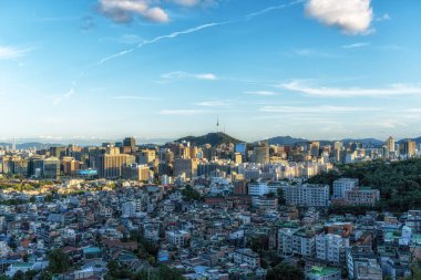 Namsan ve N Seul Kulesi Jong 'da yüksek binalarla çevrili. Gün batımında hiçbir bölge alınmıyor. Seul, Güney Kore