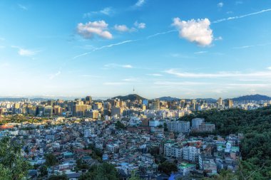 Namsan ve N Seul Kulesi Jong 'da yüksek binalarla çevrili. Gün batımında hiçbir bölge alınmıyor. Seul, Güney Kore