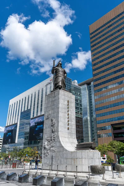 Amiral Yi Sunsin 'in Gwanghwamun Meydanı heykeli turistler ve yüksek binalarla çevrili. Seul, Güney Kore 'de 21 Eylül 2025' te ünlü turizm merkezi kuruldu.