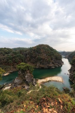 Goseokbawi Kayası Hantangang Nehri boyunca sonbahar mevsiminde çekildi. Güney Kore, Cheorwon 'da ünlü bir turizm merkezi.