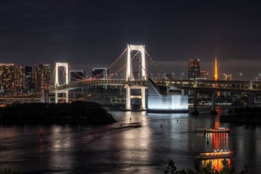 Tokyo 'daki gökkuşağı köprüsü gece köprü aydınlandığında alınır. Odaiba, Tokyo, Japonya 'dan alındı.