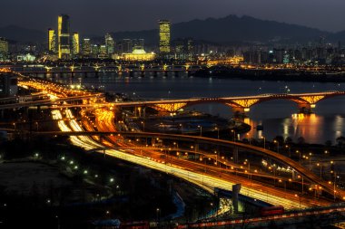 Seul han Nehri üzerindeki gece trafik
