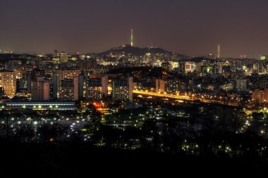 Seul han Nehri üzerindeki gece trafik