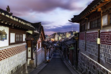 gün batımında Bukchon hanok Köyü