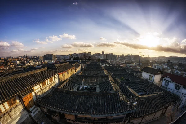 Bukchon hanok dorp bij zonsondergang — Stockfoto