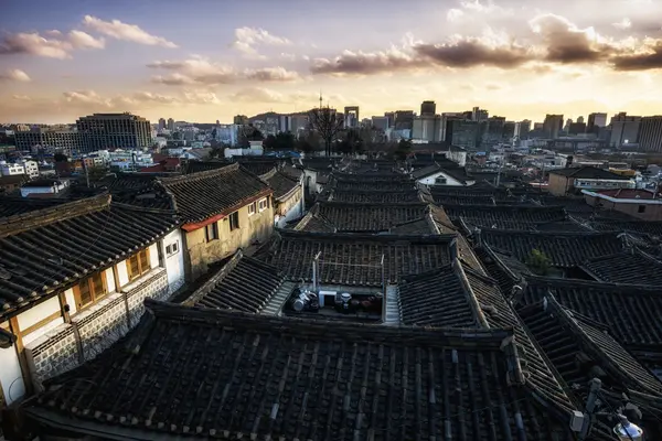 Bukchon hanok dorp bij zonsondergang — Stockfoto