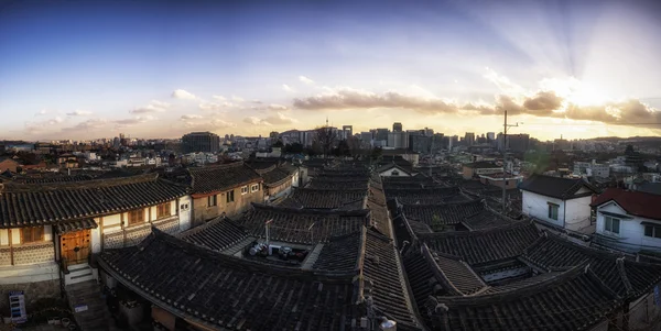 Bukchon hanok dorp bij zonsondergang panoramisch uitzicht — Stockfoto