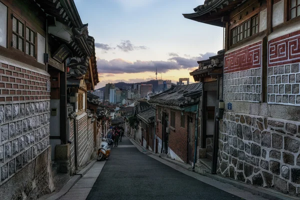 Bukchon Hanok village au coucher du soleil — Photo