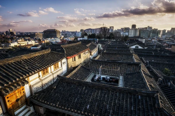 Bukchon hanok dorp bij zonsondergang — Stockfoto