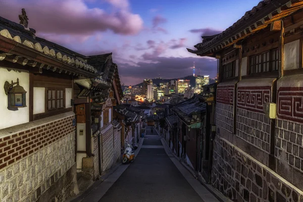 Bukchon Hanok village au coucher du soleil — Photo