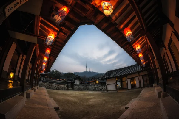 Namsangol hanok village med lyktor — Stockfoto